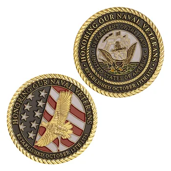 Възпоменателна монета на ВМС на САЩ в чест на нашия ветеран от флота с участието на летящ орел преди флага на САЩ Златна монета на повикване