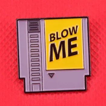 Blow Me эмалевая жени Nintendo касета брошка ретро видео игра икона забавен саркастичен подарък мъжки женски аксесоари